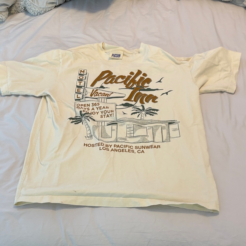 PacSun Cream Graphic T-Shirt